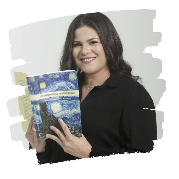 Adriana segurando livro